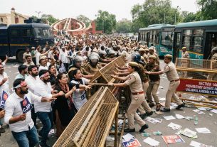 दिल्ली के जंतर-मंतर पर लगे सुरक्षा बैरिकेड्स और पुलिस बल